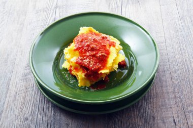 İtalyan tortelloni et sosu ile