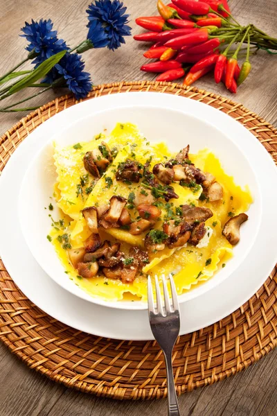 mantar ile İtalyan tortelloni