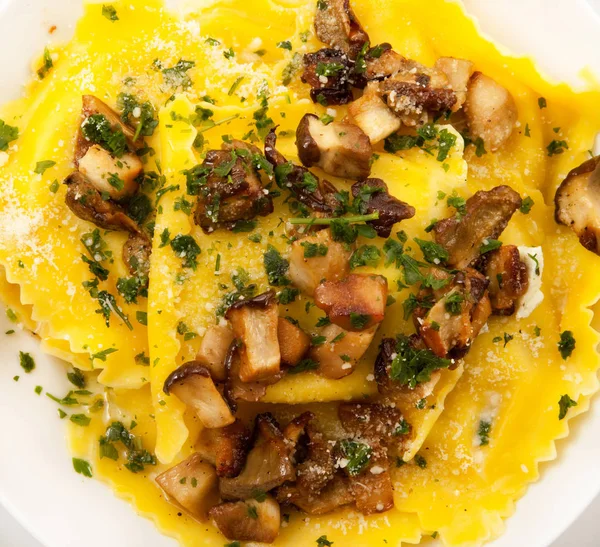 mantar ile İtalyan tortelloni