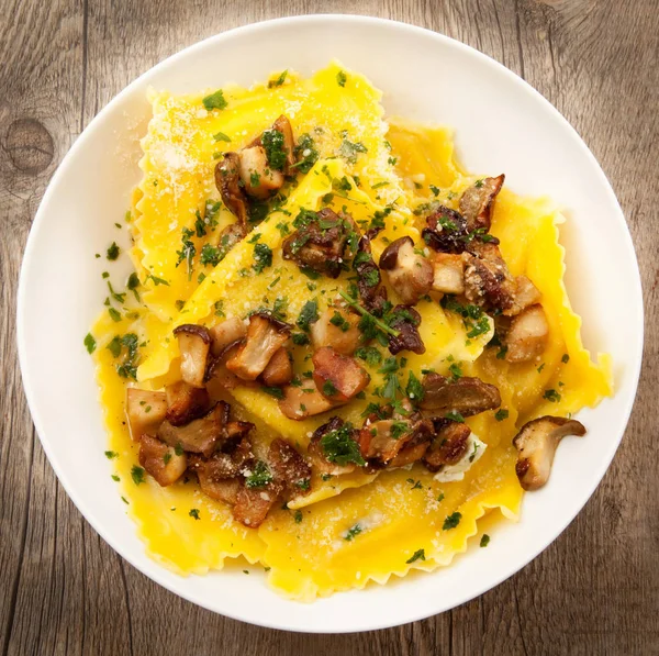 mantar ile İtalyan tortelloni