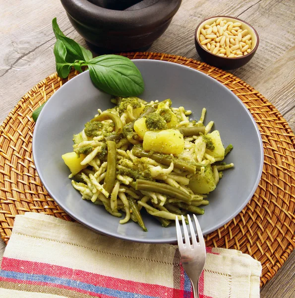 pesto soslu İtalyan troffie