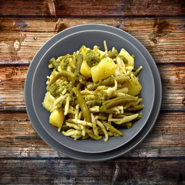 pesto soslu İtalyan troffie