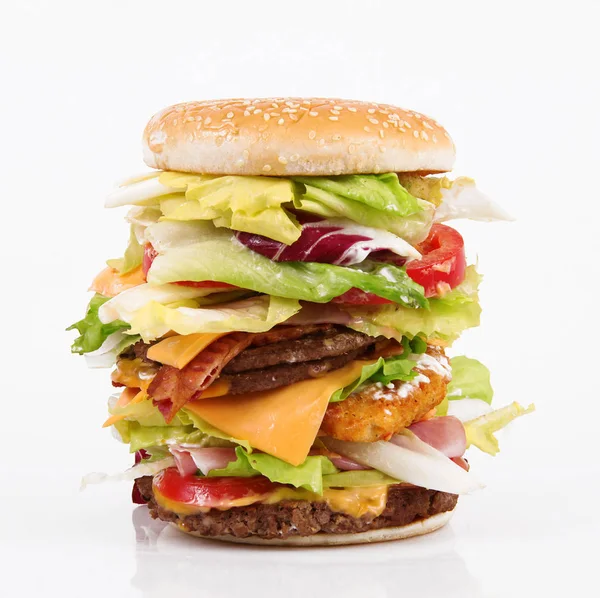 Большой сэндвич с салатом и гамбургером — стоковое фото