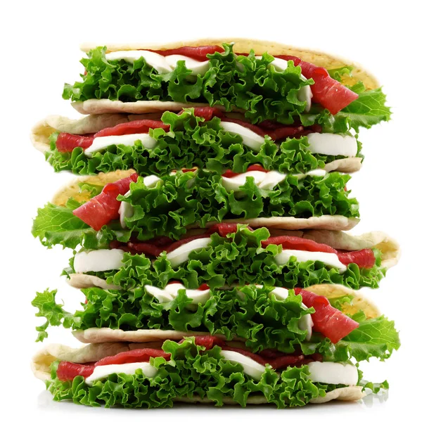 Большой итальянский плоский хлеб с салатом и ветчиной — стоковое фото