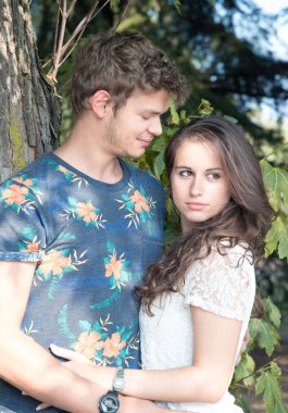 Çift eğlenceli parkta vardır.