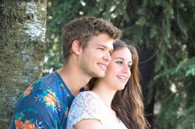 Çift eğlenceli parkta vardır.