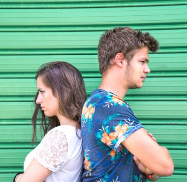 yanlış anlaşılma için savunarak genç Çift