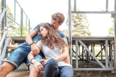 Çift eğlenceli parkta vardır.