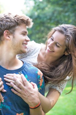 Çift eğlenceli parkta vardır.