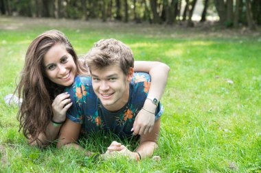 Çift eğlenceli parkta vardır.