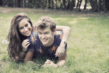 Çift eğlenceli parkta vardır.