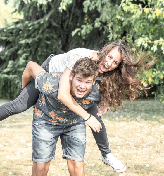 Çift eğlenceli parkta vardır.