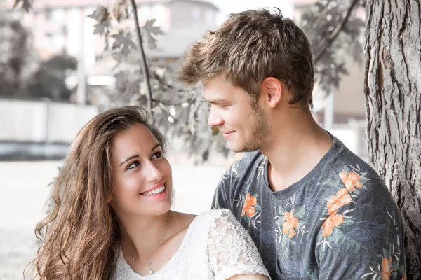 Çift eğlenceli parkta vardır.