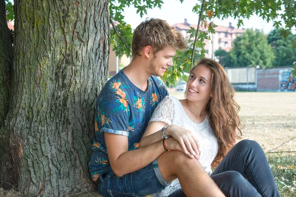 Casal se diverte no parque — Fotografia de Stock