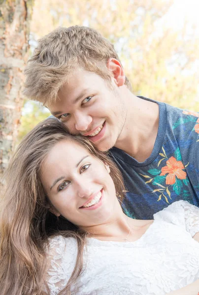 Casal se diverte no parque — Fotografia de Stock