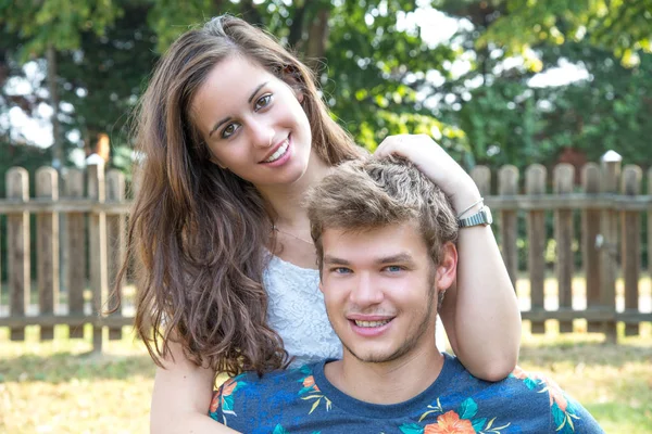 Casal se diverte no parque — Fotografia de Stock