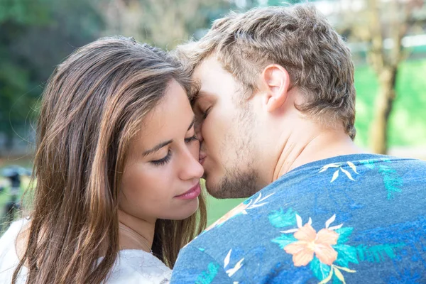 Jovem casal beijando apaixonadamente — Fotografia de Stock