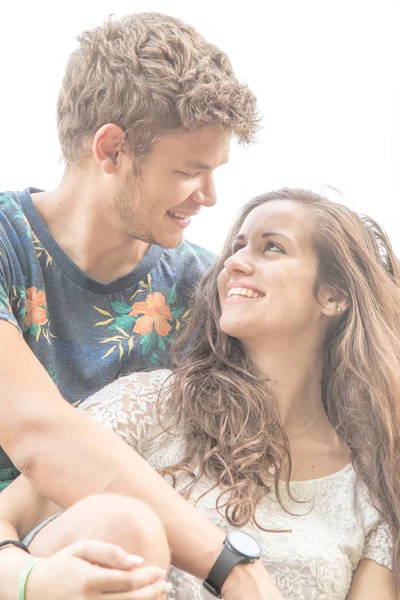 Çift eğlenceli parkta vardır.