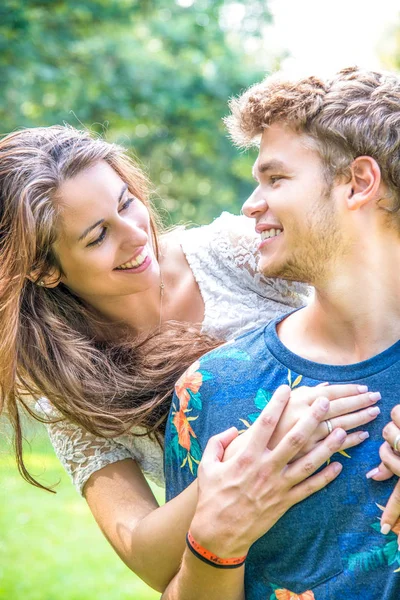 Çift eğlenceli parkta vardır.