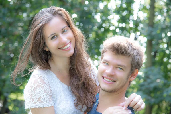 Çift eğlenceli parkta vardır.