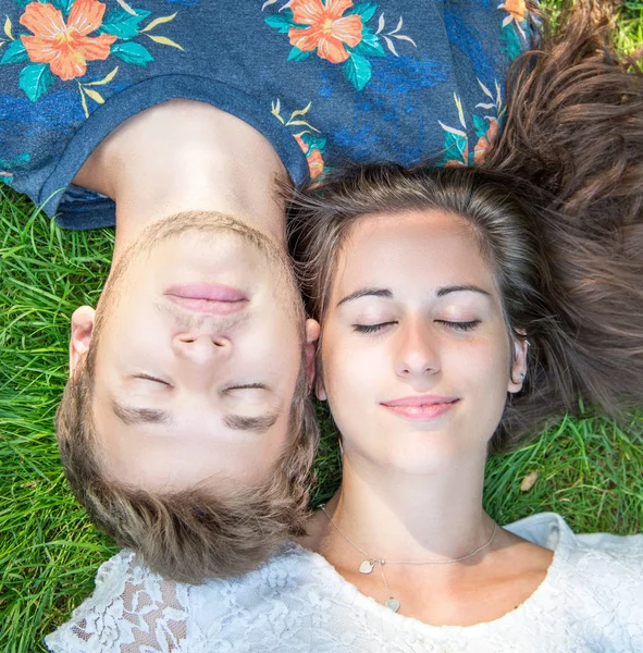 Çift eğlenceli parkta vardır.