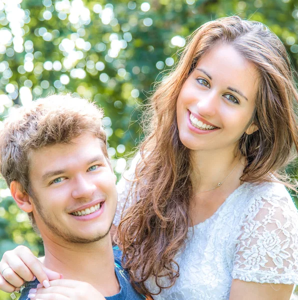 Çift eğlenceli parkta vardır.