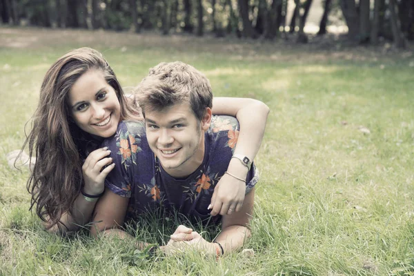 Çift eğlenceli parkta vardır.