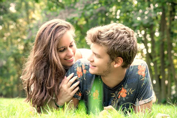 Paar hat Spaß im Park — Stockfoto