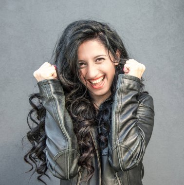 gülümseyen güzel esmer kız