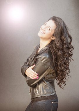 gülümseyen güzel esmer kız