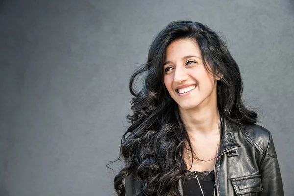 gülümseyen güzel esmer kız