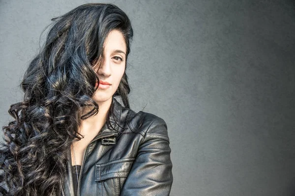 yoğun bakışla esmer kız