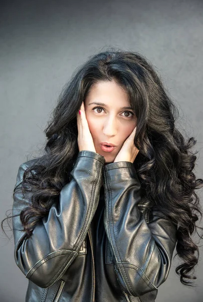 sürpriz bakışla esmer kız