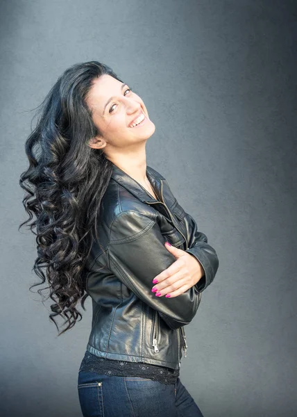 gülümseyen güzel esmer kız