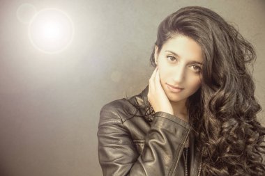 yoğun bakışla esmer kız