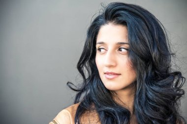 yoğun bakışla esmer kız