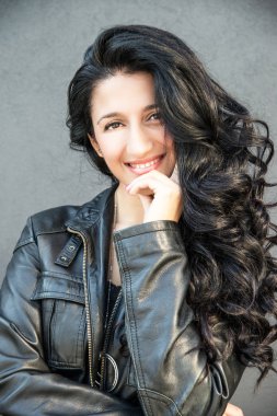 gülümseyen güzel esmer kız