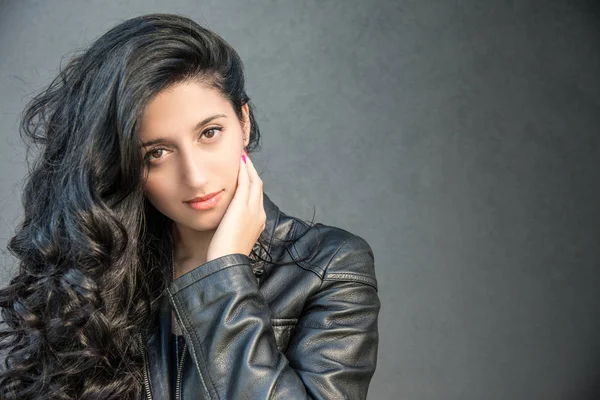 yoğun bakışla esmer kız