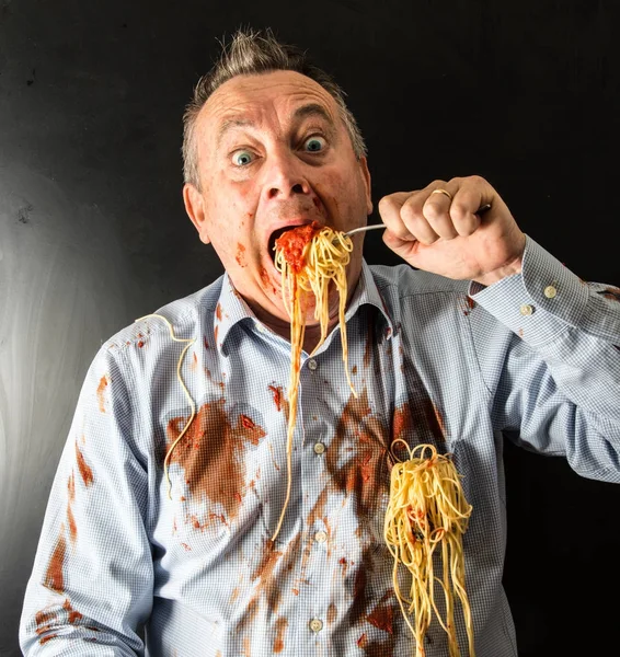Ember eszik spagetti paradicsommártással — Stock Fotó
