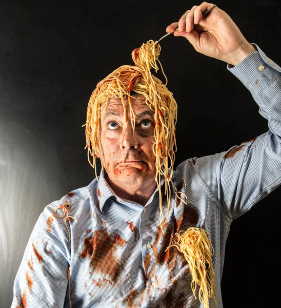Ember eszik spagetti paradicsomszósz, fej — Stock Fotó