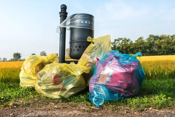 Bolsas de basura abandonadas cerca del césped —  Fotos de Stock