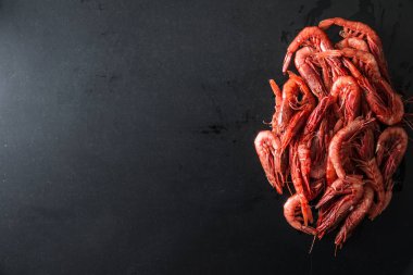 Sicilya kırmızı karides koyu arka plan üzerinde