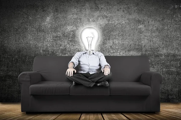Muž sedící na gauči s myšlenkou na hlavu — Stock fotografie