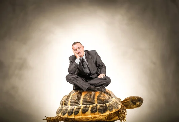 Ο άνθρωπος που κάθεται σε μια χελώνα — Φωτογραφία Αρχείου