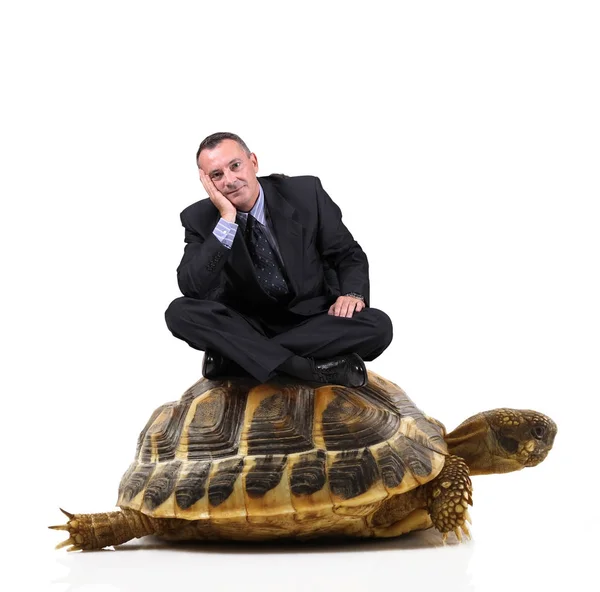 Ο άνθρωπος που κάθεται σε μια χελώνα — Φωτογραφία Αρχείου