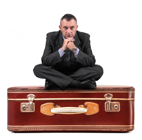 Muž sedí na kufry — Stock fotografie