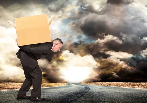 Manager who carries on his back a box — Stock Photo, Image