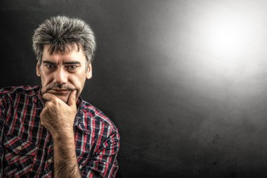 Ciddi bakışlı bir adam.