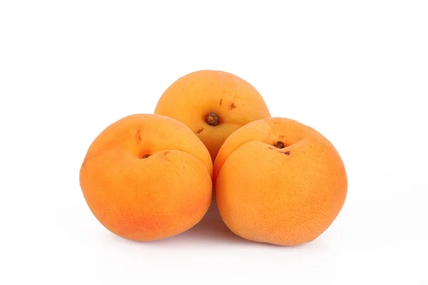 Aprikosenfrucht auf weißem Hintergrund — Stockfoto