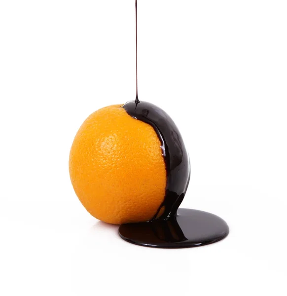 Оранжевый и шоколад на белом фоне — стоковое фото